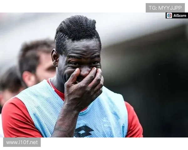 巴洛特利超市买菜被认出，结账时掏出一叠现金说“不用找了”