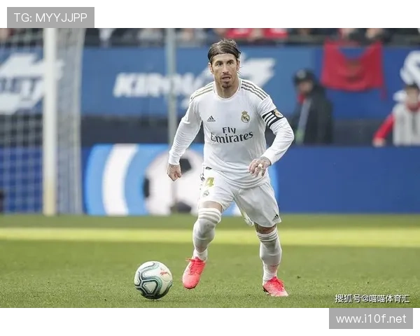 拉莫斯球场上大佬，家里却爱穿拖鞋睡大觉，这反差也太真实了吧！