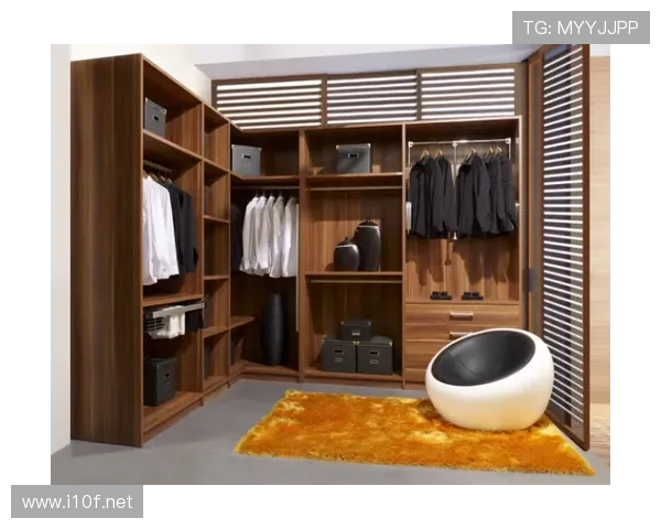 胡金秋又晒家居照，衣帽间像小型商场，刷到我钱包当场关机